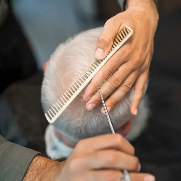 Servizio di cura personale all’interno della RSA, taglio dei capelli a un ospite