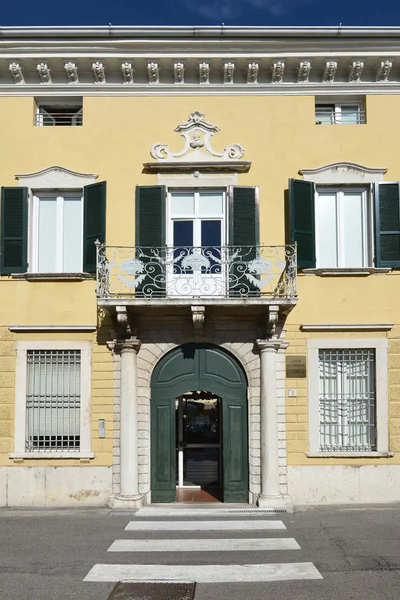 Ingresso principale della Fondazione Casa di Riposo Feltrinelli - O.N.L.U.S. con facciata storica e portone centrale