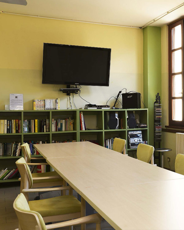 Operatori e ospiti della Fondazione Casa di Riposo Feltrinelli, simbolo di accoglienza e assistenza.